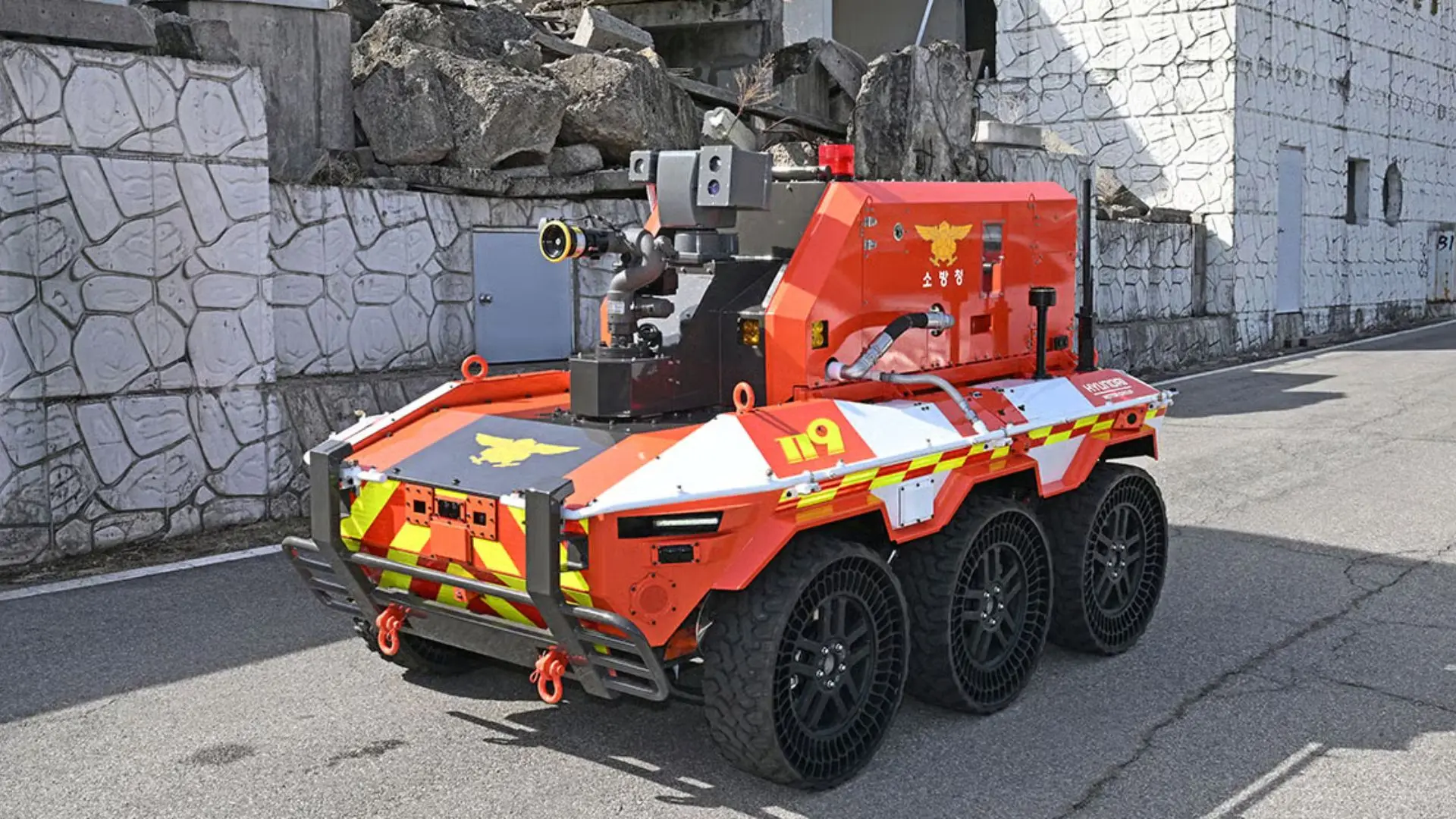 Hyundai Motor Group Donates Unmanned Firefighting Robots to Korea National Fire Agency for Safeguarding Firefighters. (Photo via Hyundai)